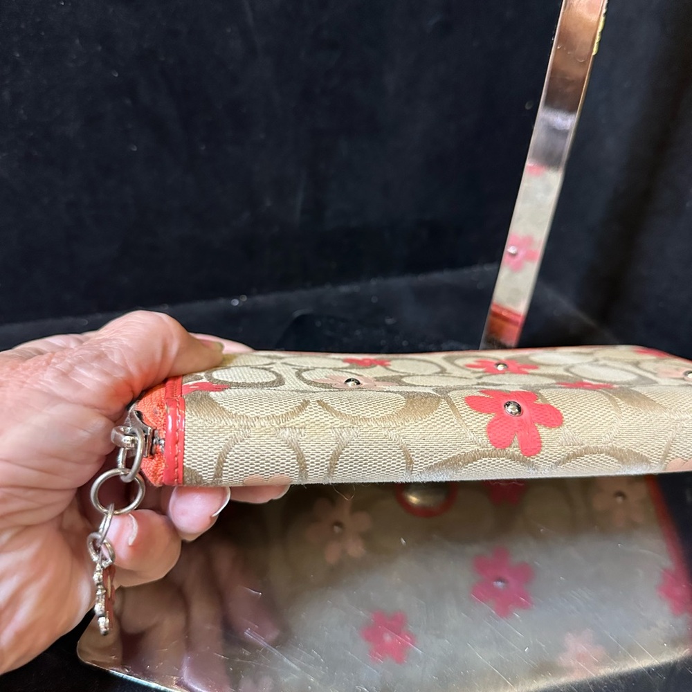 Coach Daisy Floral Zip accordion Wallet in Coral and Khaki - Picture 7 of 12